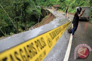 Jalan nasional Trenggalek-Pacitan ambrol