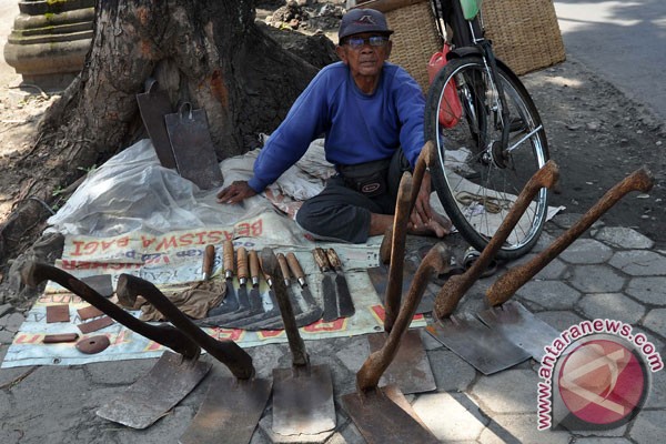 Kudus promosikan kerajinan  logam lewat kirab gunungan 