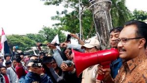 Demo, ratusan massa BEM Jatim diterima Gus Ipul