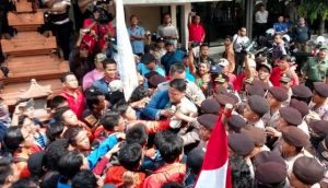 Aksi BEM di DPRD Jatim berakhir ricuh