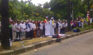 GNPF sholat Dzuhur jamaah, massa pro Ahok berjoget ria