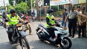 Naik motor, Gubernur Jatim keliling gereja di Surabaya