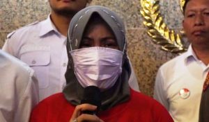 Ditangkap, pemilik Facebook penghina Risma menangis