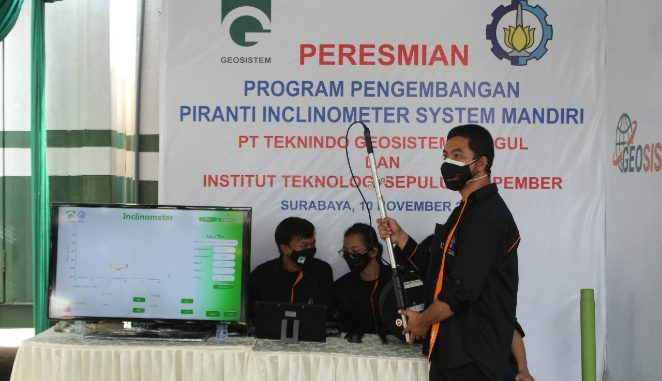 1_Tim Divisi Inkubator dan Inovasi Teknologi saat mendemokan penggunaan alat