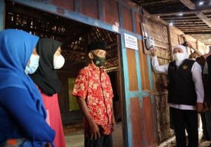 Gubernur Khofifah Salurkan Bantuan Listrik Gratis Untuk 3100 RTM se-Jatim