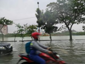 Satu Jam Diguyur Hujan, Jalan Raya Lidah Wetan Langsung Terendam Banjir