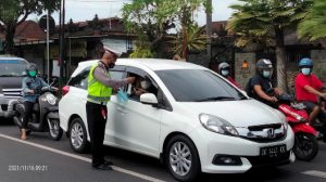 Polisi Berikan Edukasi Masyarakat Tertib Lalin dan Prokes