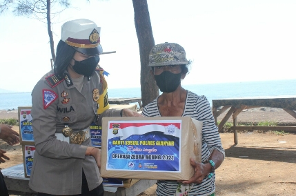 Polres Gianyar Bagikan Bakti Sosial Peduli Covid-19