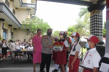 Polres Gianyar Gelontorkan Beasiswa Bagi Anak Yatim Piatu Covid-19