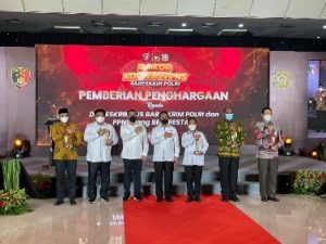 Dirjen Bina Adwil Terima Penghargaan dari Kabareskrim Polri di Rakor Korwas