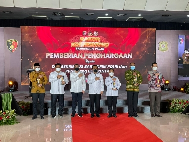 Dirjen Bina Adwil Terima Penghargaan dari Kabareskrim Polri di Rakor Korwas