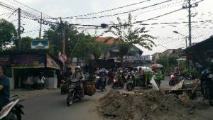 Galian PIPA, Macet Ratusan Meter Di Jalan Ketintang – Kampus Unesa