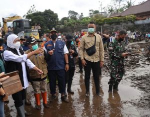 Khofifah Turun Tangan Langsung Menangani Banjir Bandang di Kota Batu