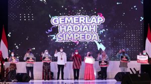 Gubernur & Dirut Bank Jatim Serahkan Hadiah Undian Tabungan Simpeda 2021