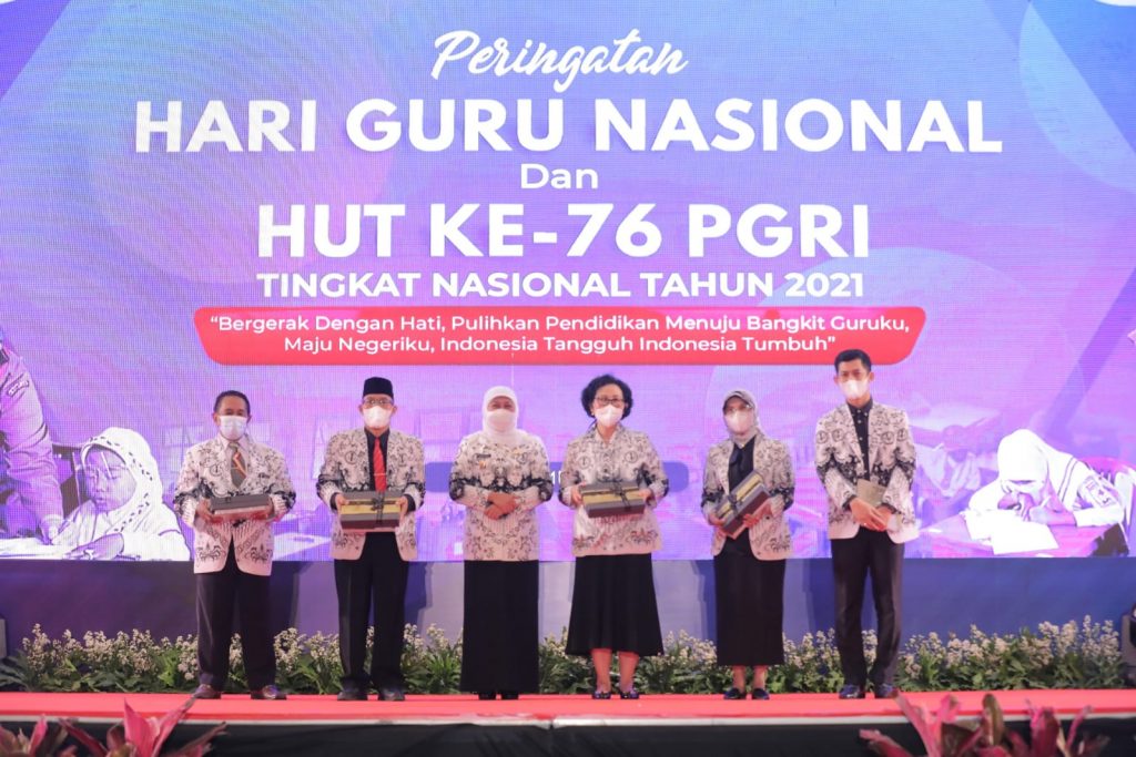 Gubernur Khofifah Terima Anugerah Dwija Praja Nugraha Dari PGRI Pusat