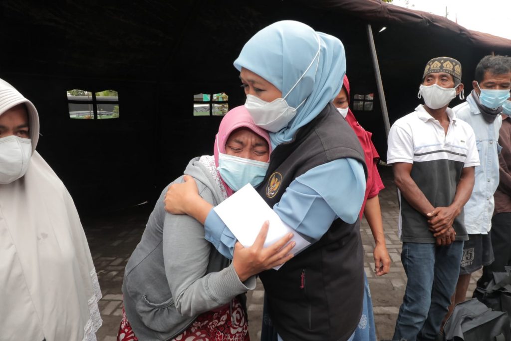 Kawal Penanganan Bencana Erupsi Semeru, Khofifah Rela Berkantor di Kab. Lumajang