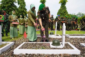 Jelang Peringati Hari Juang TNI AD, Korem 071/Wijayakusuma Ziarah Makam Pahlawan.