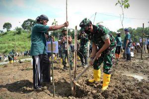 Korem 071/Wijayakusuma bersama Komponen Masyarakat Tanam Pohon untuk Penghijauan