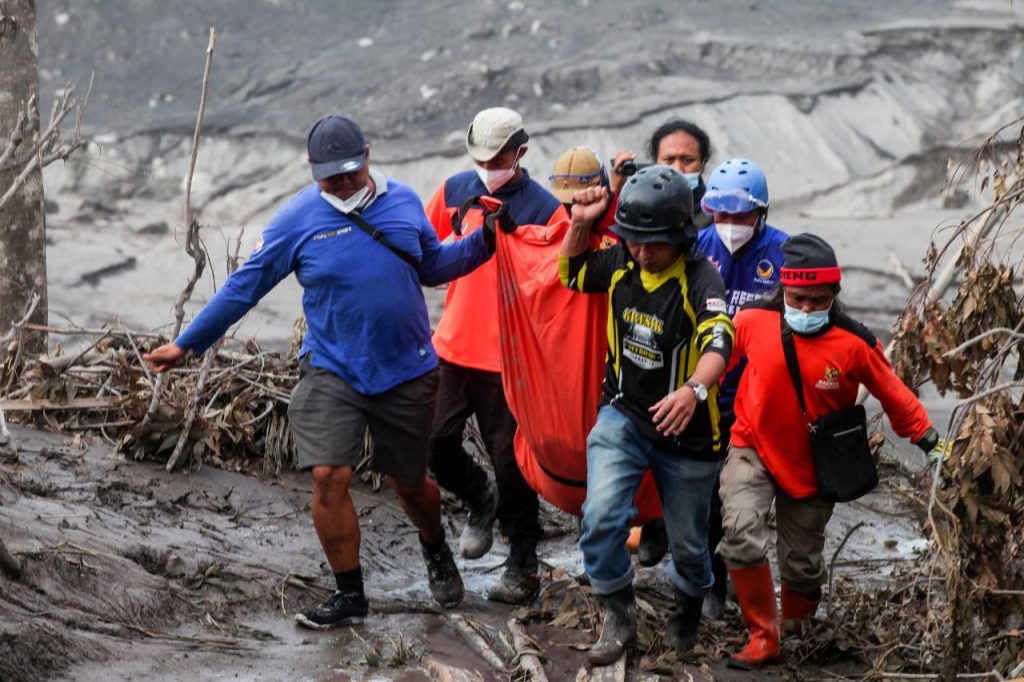 Puji Kinerja Relawan Erupsi Semeru, Gubernur Khofifah Bilang Begini