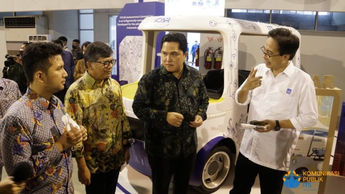 (dari kanan) Rektor ITS Prof Dr Ir Mochamad Ashari MEng, Menteri BUMN Erick Thohir, Ketua Umum PP IKA ITS Ir Sutopo Kristanto MM, dan Wakil Gubernur Jawa Timur Emil Elestianto Dardak me
