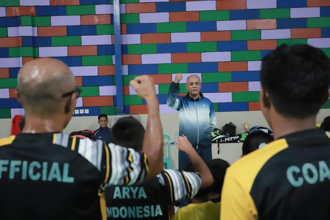 Kabid Keolahragaan Dispora Jatim, Firman Syah Ali saat memberikan pengarahan dan motivasi kepada para atlit di Pamekasan