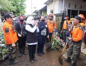 Khofifah Gerak Cepat Tinjau Banjir Bandang di Kab. Jember