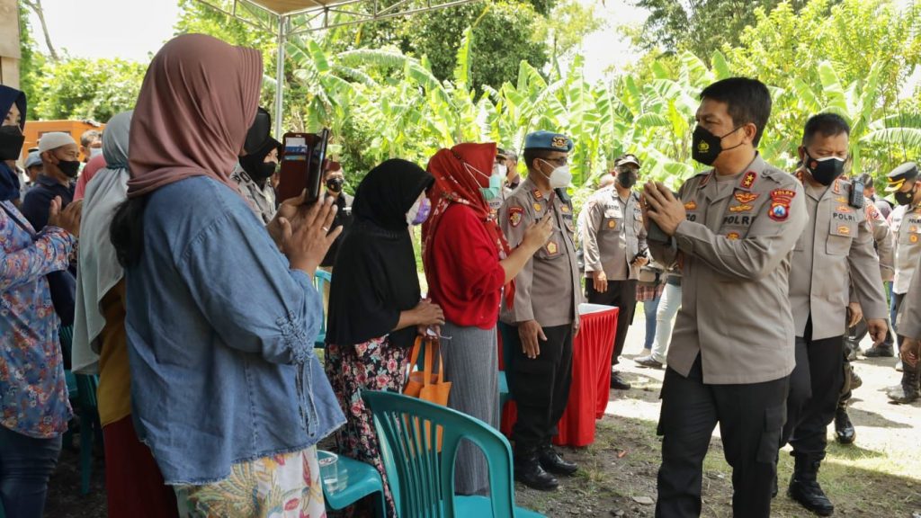 Kapolda Jatim Cek Pelaksanaan Vaksinasi Serentak di Sidoarjo