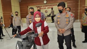 Tangkap Pelaku Curanmor, Polda Jatim Kembalikan Motor Milik Pengemudi Ojol