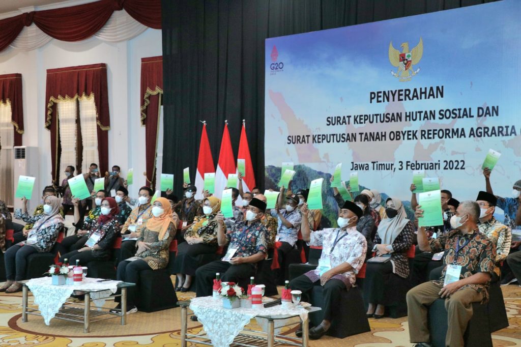 Gubernur Jatim Saksikan Penyerahan SK Perhutanan Sosial oleh Presiden