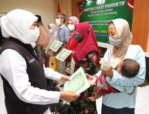 Sikat Rentenir! Khofifah Gulirkan Bantuan Modal Usaha Mikro Zakat Produktif