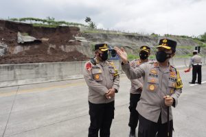 Tanah Longsor di Tol Pandaan-Malang, Kapolda Nico Cek Lokasi