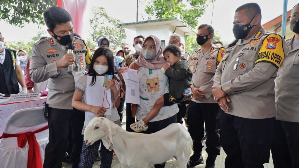 Seru! Vaksin Covid-19 di Lumajang Dapat Kambing