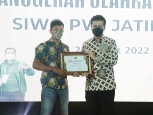 Wagub  Jatim Terima Penghargaan Tokoh Penggerak Olahraga