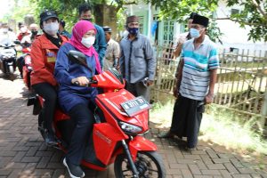 Khofifah Bonceng Mbak Puan di Pulau Giliyang Pakai Motor