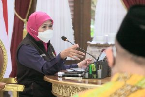 Khofifah Lepas Keberangkatan Jemaah Umrah dari Bandara Juanda