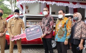 Busrul Iman Serahkan CSR Bank Jatim Peduli ke Pemkab Bangkalan