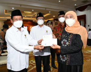 Khofifah Bersama Jajaran OPD dan BUMD Serahkan Zakat Melalui Baznas di Grahadi