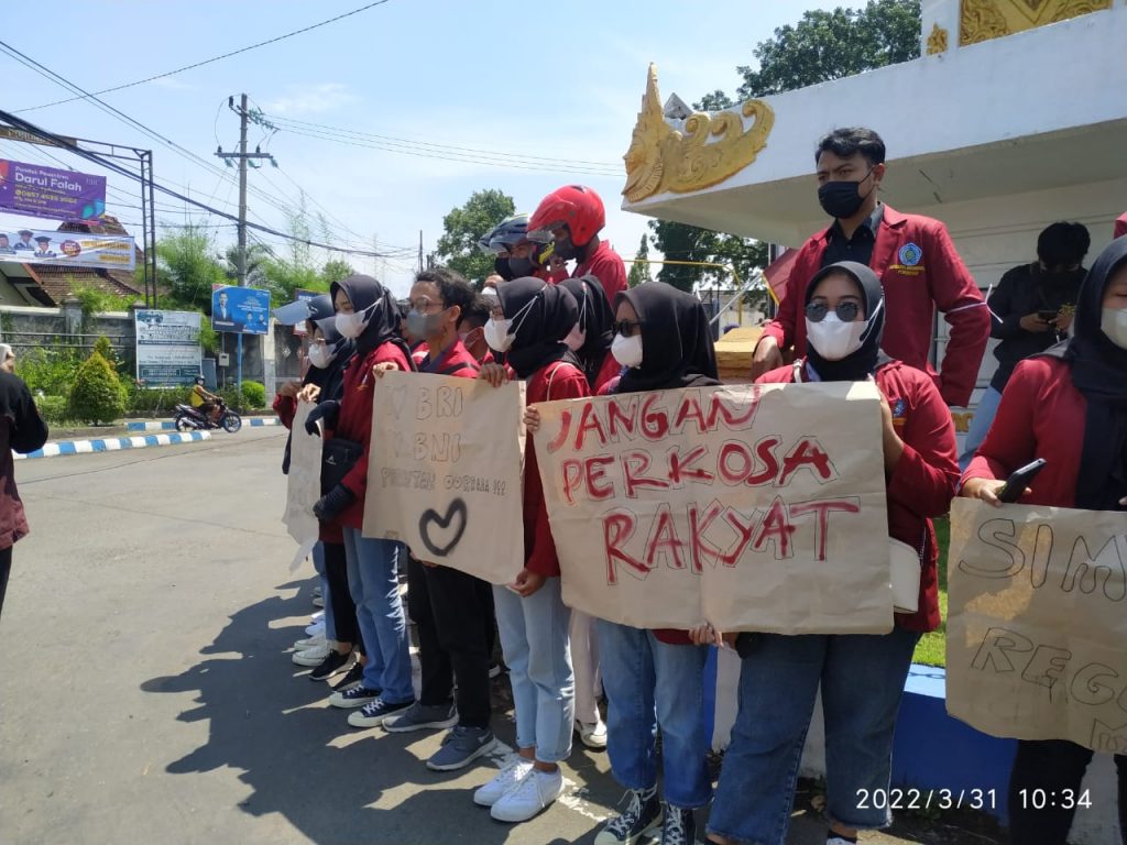 Aliansi Mahasiswa Ponorogo Demo Tuntut Harga Stabil Minyak Goreng