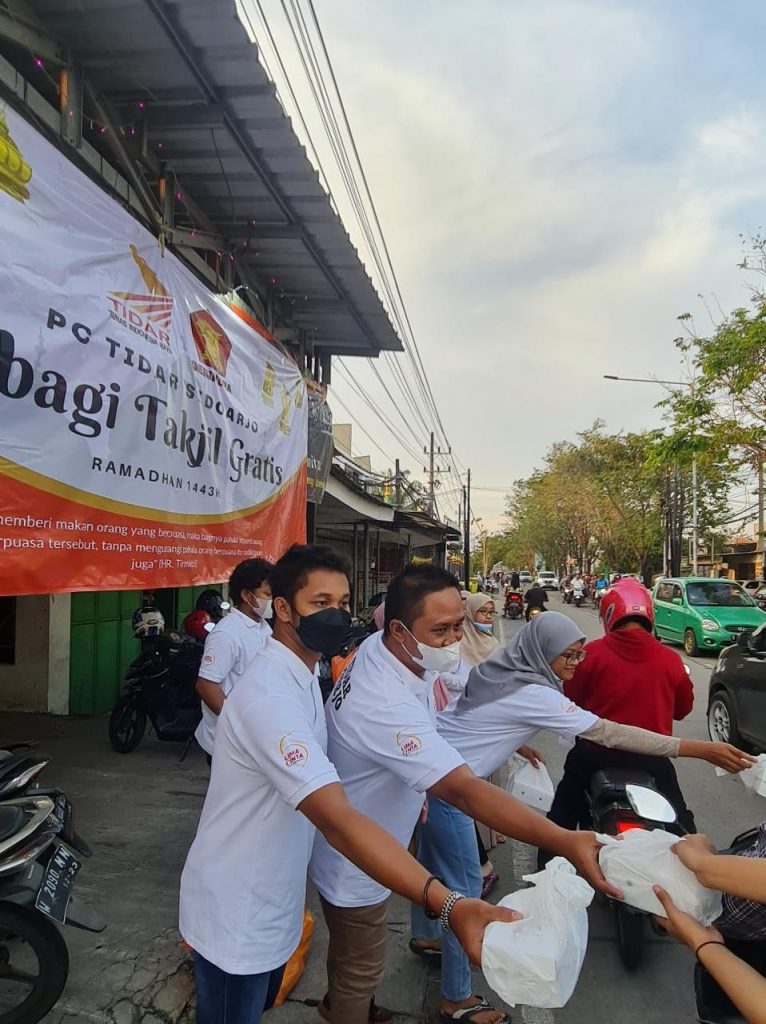 Tidar PC Sidoarjo Bagi Takjil Gratis Bagi Pengendara yang Lewat