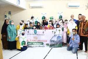 SMP Muhammadiyah 5 Pucang Surabaya Bagikan Kado Lebaran Untuk Dhuafa