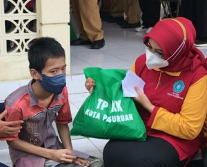 TP PKK Kota Pasuruan Bagikan Ratusan Sembako kepada Disabilitas dan Yatim Piatu