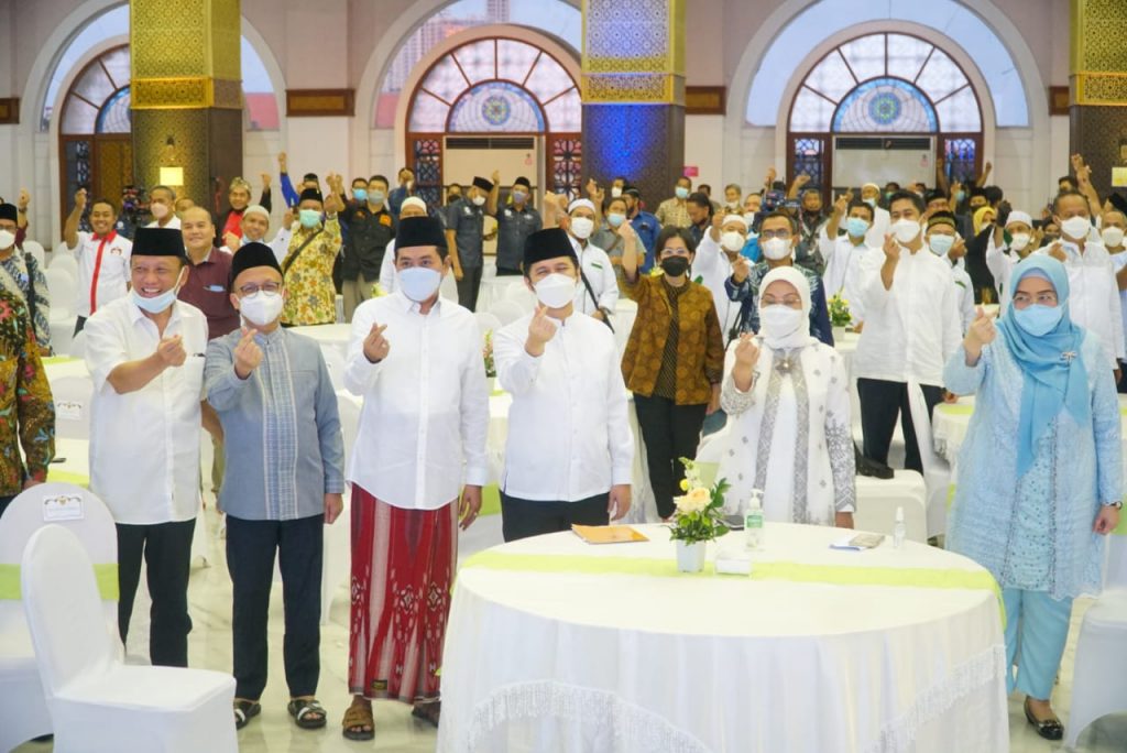 Dihadiri Menaker, Syukuran dan Doa Bersama Warnai Peringatan Hari Buruh di Masjid Al Akbar Surabaya