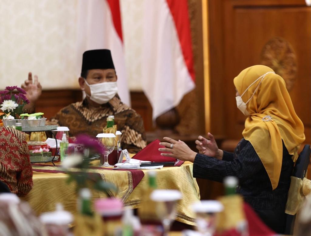 Khofifah Pamerkan Produk Tani Unggulan Jatim, Prabowo Kasih Buku Ciptaannya