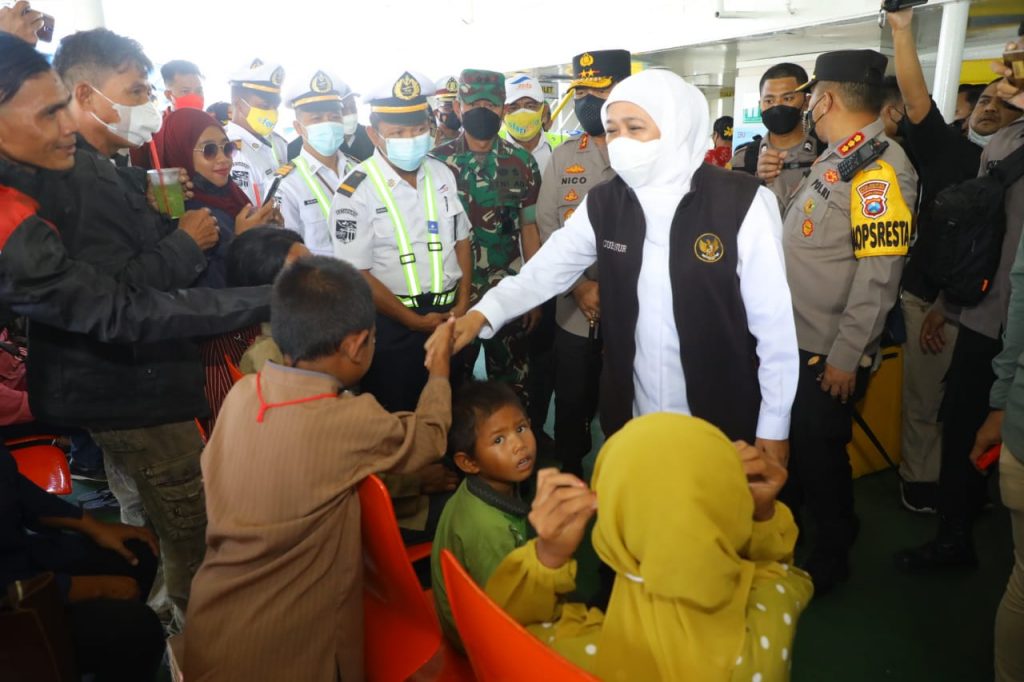 Gubernur Khofifah Pantau Arus Balik di Pelabuhan Ketapang Banyuwangi