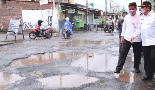 Bupati Sidoarjo Janji Perbaiki Jalan Rusak di Kawasan Buduran