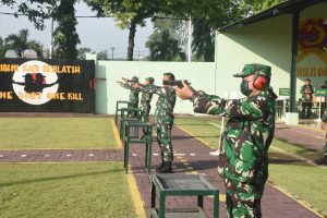 Kemampuan Menembak Pistol Personil Korem 084/BJ Dilatih Secara Periodik