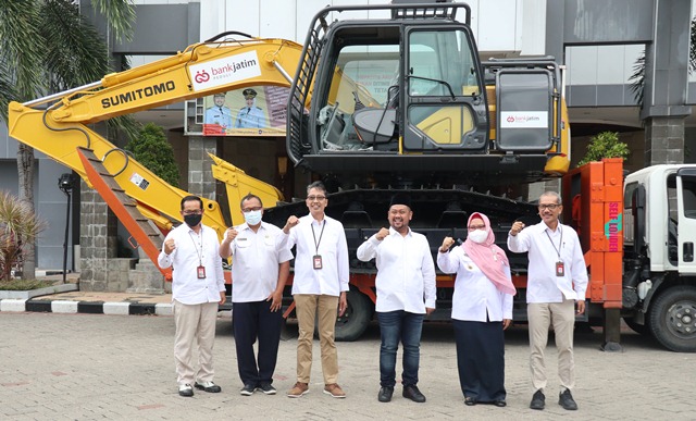 Bank Jatim Serahkan CSR Alat Excavator untuk Pemkab Gresik