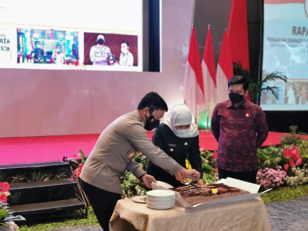 Kapolda Jatim Dapat Kejutan Kue Tart dan Tumpeng HUT Bhayangkara-76 dari Gubernur Jatim