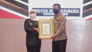 Gubernur Khofifah Terima Anugerah Pin Emas dan Penghargaan dari Kapolri