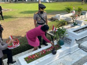 Kapolda Jatim Sempatkan Berdoa di Makam Sang Kakek yang merupakan Pejuang Kemerdekaan